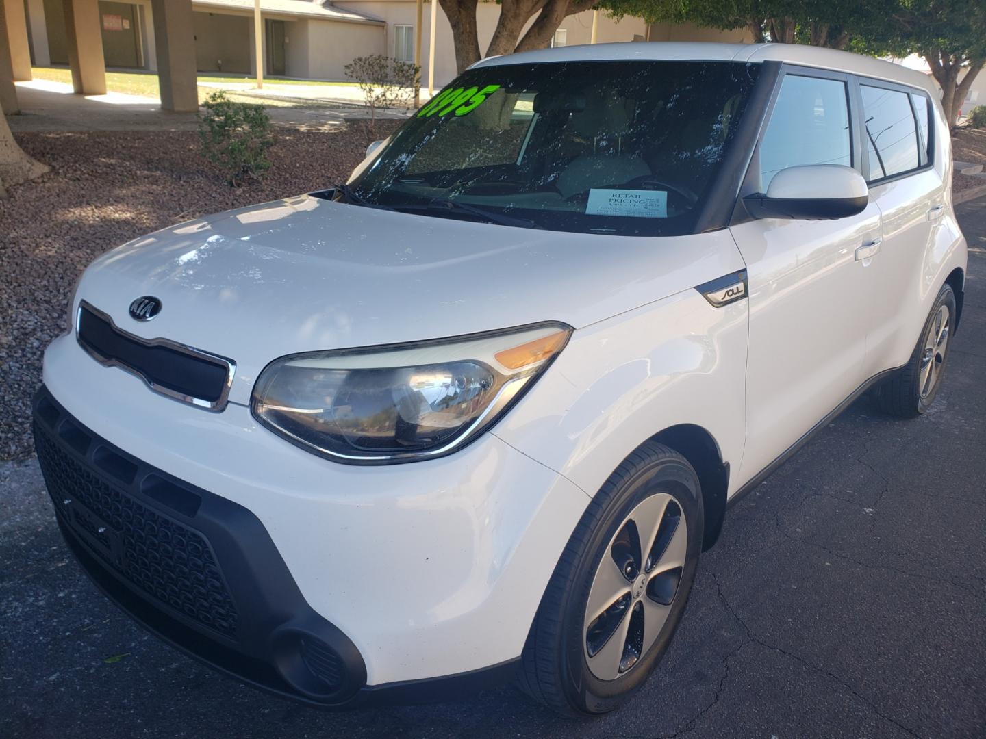 2015 WHITE /gray and black Kia Soul base (KNDJN2A27F7) with an 1.6L L4 DOHC 16V engine, 5-Speed Automatic transmission, located at 323 E Dunlap Ave., Phoenix, AZ, 85020, (602) 331-9000, 33.567677, -112.069000 - Photo#0